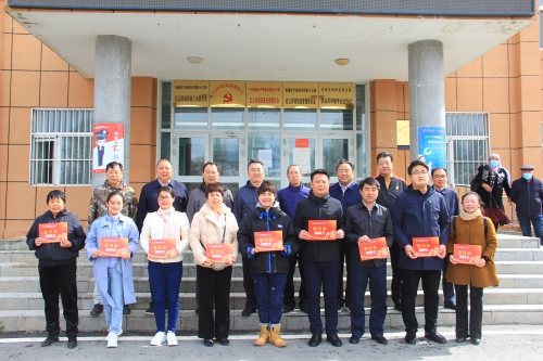王保存一行在红山农场四连慰问抵边团场援疆干部并合影留念