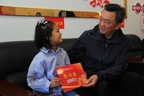 王保存主席慰问援疆干部的结对亲戚